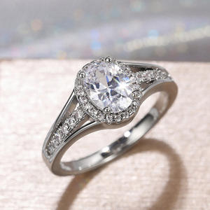 Anello da Donna F734 in Oro Bianco con Diamante Naturale Taglio Ovale, Colore D, Montatura Halo - Product Image 6