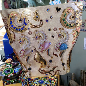 Charmes de pendentif pour enfants tendance de grande taille en forme d'hippocampe pavé de zircon plaqué or en laiton multicolore Luxira Jewels - Product Image 3