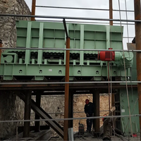 Alimentateur à tablier pour la construction d'installations d'anodisation électrique, destiné à la manutention de blocs d'électrolytes