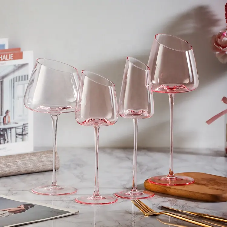 クリスタルワイングラスを飲む長い茎の大きな赤ワイングラス傾斜リムワイングラス