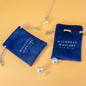 Bolsa de terciopelo suave azul oscuro de lujo personalizada con cordón, reciclable, para joyería, con logo. - Product Image 2