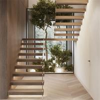 Escalier flottant de luxe avec bandes de roulement en bois de chêne Support en acier caché Rampes en verre sans cadre Escaliers intérieurs personnalisés pour villas