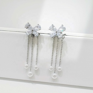 Boucles d'oreilles pendantes papillon en laiton plaqué or, élégantes pour femme, en cuivre, uniques, avec perles et pompons, pour fêtes et mariages, prix de gros - Product Image 3