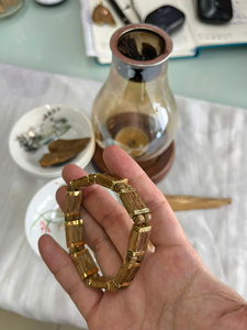 Bracelet Ky Nam Premium Plaqué Or, Finition Huilée avec 9 Pièces de Bois et 18 Perles, Taille Personnalisée - Product Image 3