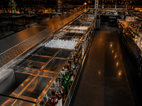 Comptoir de bar multifonctionnel en acier inoxydable sur mesure avec portes coulissantes, fonction de congélation/refroidissement, fournitures pour hôtels et restaurants