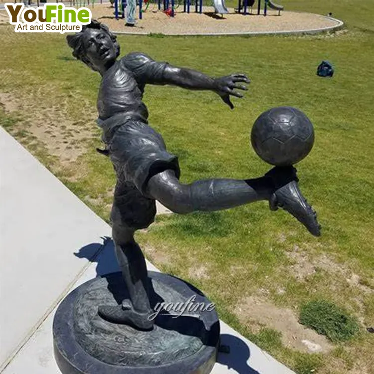 รูปปั้นบรอนซ์สำหรับเด็กที่เล่นฟุตบอลรูปปั้นขนาดใหญ่รูปปั้นตกแต่งโรงเรียนกลางแจ้ง