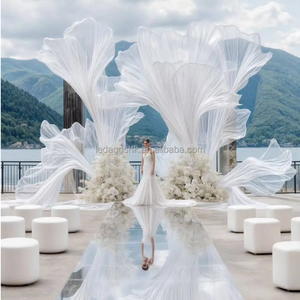 Instalación artística de flores gigantes de organza blanca de seda, hechas a mano y personalizadas por LEDA Luxury, para telón de fondo de bodas, eventos y fiestas. - Product Image 1