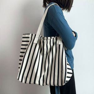 Sac fourre-tout en toile rayé noir et blanc avec poignée en sangle, personnalisable en gros, sac à main en coton à bandoulière unique, tendance - Product Image 2
