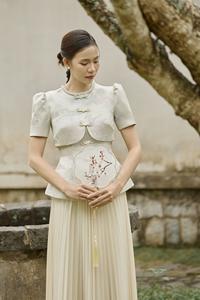 Blusa Ceremonial de Brocado Vietnamita KAMIKI con Motivo Paisajístico - Diseño de Cintura Peplum en Color Marfil, Estilo Elegante KPP20 - Product Image 6