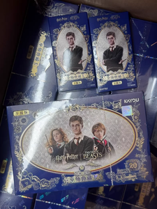 Paquete <span class=keywords><strong>de</strong></span> Tarjetas Periféricas Oficiales y Originales del Juego <span class=keywords><strong>de</strong></span> Cartas <span class=keywords><strong>de</strong></span> <span class=keywords><strong>Harry</strong></span> <span class=keywords><strong>Potter</strong></span>, Colección <span class=keywords><strong>de</strong></span> Cartas <span class=keywords><strong>de</strong></span> Magos, Edición Definitiva, 1.ª Edición - Product Image 4