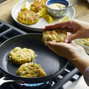 Poêle à frire/convoyeur <span class=keywords><strong>KitchenAid</strong></span> en aluminium anodisé dur, compatible induction, antiadhésive, avec couvercle, 10 pouces, noir mat, passe au lave-vaisselle - Product Image 6