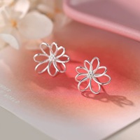 Boucles d'oreilles clous délicates en forme de fleur ajourée, bijoux pour femme, style simple, polyvalent, cadeau idéal pour les fêtes et le quotidien