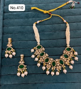Conjunto de collar choker tradicional azul Kundan para mujer con aretes a juego y Maang Tikka, ideal para bodas, fiestas y ocasiones étnicas. - Product Image 2