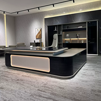 Bureau de direction en forme de L luxueux et haut de gamme, style moderne, avec éclairage LED, adapté aux bureaux haut de gamme.