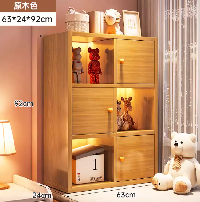 Trois portes, trois compartiments, couleur bois naturel, 63*92 cm.