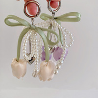 Porte-clés et breloques de sac en forme de cœur, avec perles, nœuds, rubans et fleurs de tulipes artificielles, rose et blanc, motif nœuds et amour