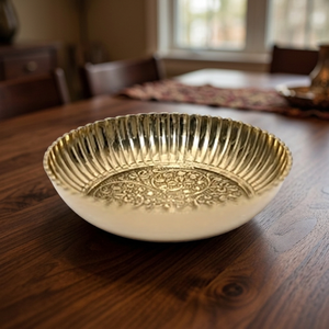 Plato Decorativo Redondo Dorado con Patrón Floral Grabado, Plato de Metal Hecho a Mano de Estilo Oriental - Product Image 6