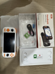 QBUY Console di Gioco K56 con Lunga Durata della Batteria, Schermo Touch HD da 5.5'', Mini Lettore di Giochi Retrò Android, 5000mAh, Classico con Wi-Fi, Regalo - Product Image 6