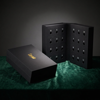 Boîte cadeau noire personnalisée à double porte, avec lamination mate rigide, gaufrage et finition artisanale, pour calendrier de l'avent