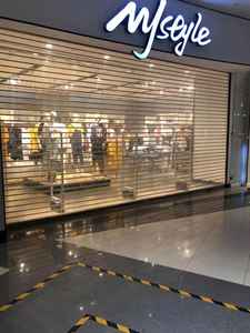 Porte commerciale haute résistance, moderne, anti-effraction, en polycarbonate transparent, volet roulant transparent à lattes. - Product Image 6