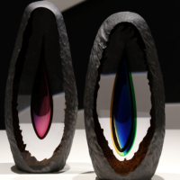 Sculpture en verre artisanale avec texture de pierre volcanique et cœur dégradé bleu-rose, pièce maîtresse créative unique pour la décoration intérieure