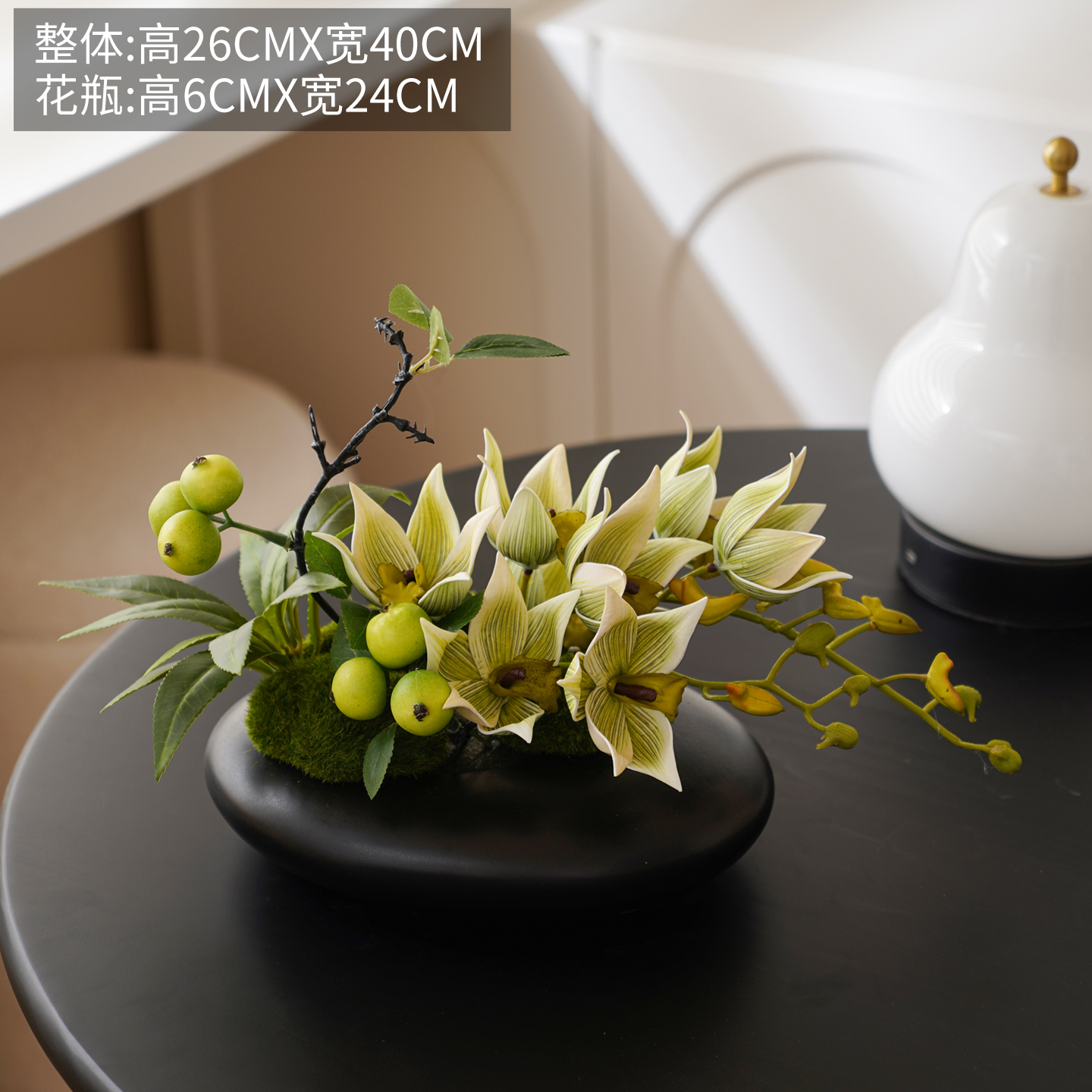 Orchidea gazza verde con frutti grandi in vaso nero piatto