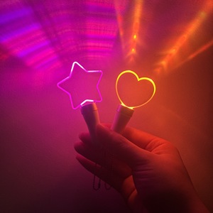 Mini bâton lumineux LED, porte-clés en acrylique, étoile à cinq branches, forme de cœur, cadeau pour célébrités, anime, unisexe, petite taille - Product Image 3