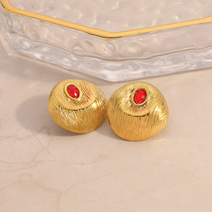 Pendientes de botón geométricos chapados en oro de 18k con engaste de rubí para uso diario - Product Image 4