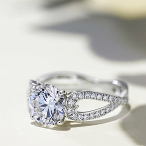 Anello Classico da Donna con Design a Croce Cava a Quattro Punte - Product Image 3