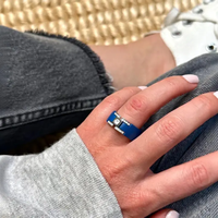 Bagues ou alliances personnalisées tendance en silicone plaqué or rose respirant avec cristal saphir pour hommes avec pierre
