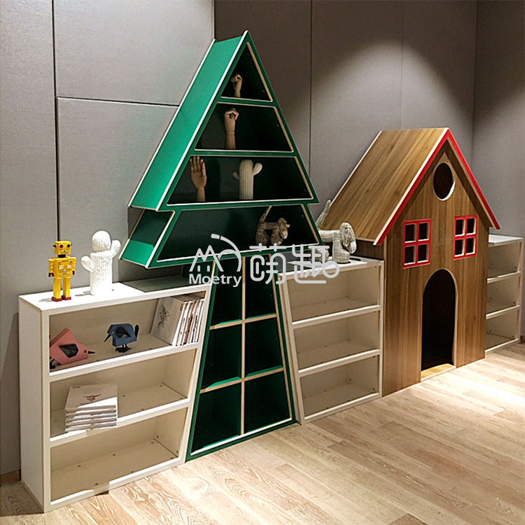 Arbre de Noël et la maison bibliothèque