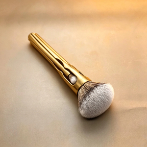Ensemble de pinceaux de maquillage de luxe 5-en-1, grand pinceau plat pour poudre, kit pour eye-liner et anticernes avec poils synthétiques sans cruauté - Product Image 6
