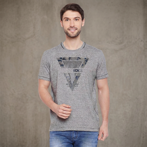 เสื้อยืดแขนสั้นสีเทาสำหรับผู้ชาย ผ้าฝ้าย พิมพ์ลายเรขาคณิต ทรงปกติ สไตล์ลำลอง คอกลม ผ้าเจอร์ซีย์ เป็นมิตรกับสิ่งแวดล้อม โลโก้ด้านหน้า - Product Image 1