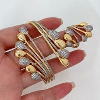 Bracelet manchette multi-rangs en laiton plaqué or 18 carats, style Mob Wife, pour événements sur le tapis rouge, finition anti-ternissement, motif goutte d'eau