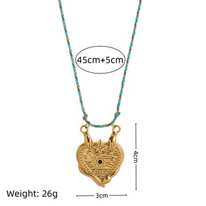 Collar con Colgante de Carta del Tarot Corazón de Fruta Vintage - Ojo de la Muerte de Acero Inoxidable - Bañado en Oro de 18K - Diseño Único para Fiestas - Product Image 5