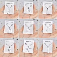 Set de Collar con Dije de Letra y Aretes de Acero Inoxidable Unisex para Mujeres y Chicas Bañados en Oro