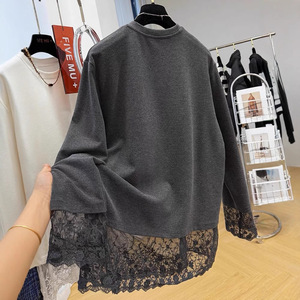 Chemisier superposé en dentelle pour femme - T-shirt tendance à col rond, manches longues et ourlet en dentelle florale - Product Image 5