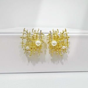 Boucles d'oreilles clous de luxe en argent 925 plaqué rhodium, forme poire goutte d'eau, avec perle, pour femme, style unique, pour mariage - Product Image 3