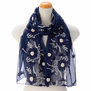 Chal de Mujer con Diseño de Flores Bordadas a Mano, Tejido en Poliéster Ligero, Transpirable y de Alta Calidad - Product Image 2