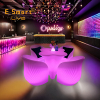 Chaise suspendue de patio en plastique éclairée par LED télécommandée avec table de bar pour événements extérieurs et mobilier de jardin