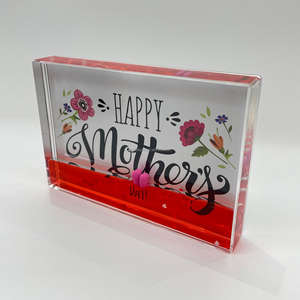 Cadre photo acrylique 3D flottant en forme de cœur avec figurine 3D maman, design liquide personnalisé, thème Fête des Mères - Product Image 1