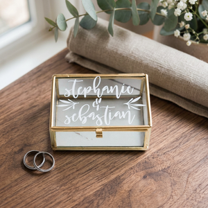 Boîte à bagues en verre personnalisée avec cadre doré, organisateur de bijoux de mariage Stephanie & Sebastian - Product Image 2