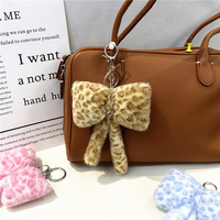 Porte-clés tendance multicolore en fausse fourrure léopard avec nœud, pendentif en peluche douce, anneau métallique, ornement de sac pour filles et femmes, accessoires