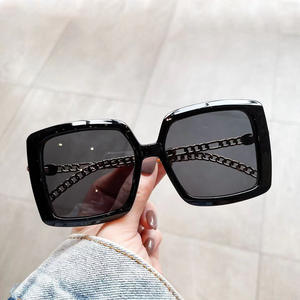 แว่นกันแดดทรงสี่เหลี่ยมขนาดใหญ่ยี่ห้อจีสำหรับผู้หญิงกรอบพีซีป้องกันรังสียูวี 400 ประเภท 3 ที่บังแดดดีไซน์โซ่ทันสมัย - Product Image 4