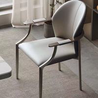 Chaise de salle à manger moderne en métal et acier avec revêtement en cuir doré et pieds dorés, mobilier de luxe pour salle à manger, maison ou bureau