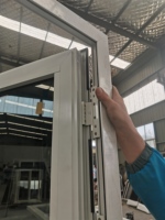 Portes et fenêtres en aluminium à impact ouragan de style moderne avec verre réfléchissant gris pour la maison
