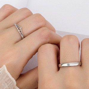 Koreaanse stijl zilveren PVD-gecoate verstelbare ringen met kubieke zirkonia kroon voor koppels, dames en heren. - Product Image 4