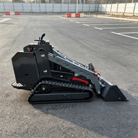 Chargeuse compacte robuste avec changement d'attaches facile pour les travaux de maintenance routière