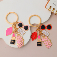 Vente en gros de porte-clés en alliage émaillé à la mode Baiser des lèvres Rouge à lèvres Lunettes Porte-clés Femmes Filles Sac de voiture Charmes Bijoux Accessoires