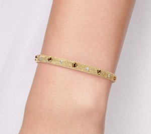 Brazalete talismán en oro amarillo - Product Image 1